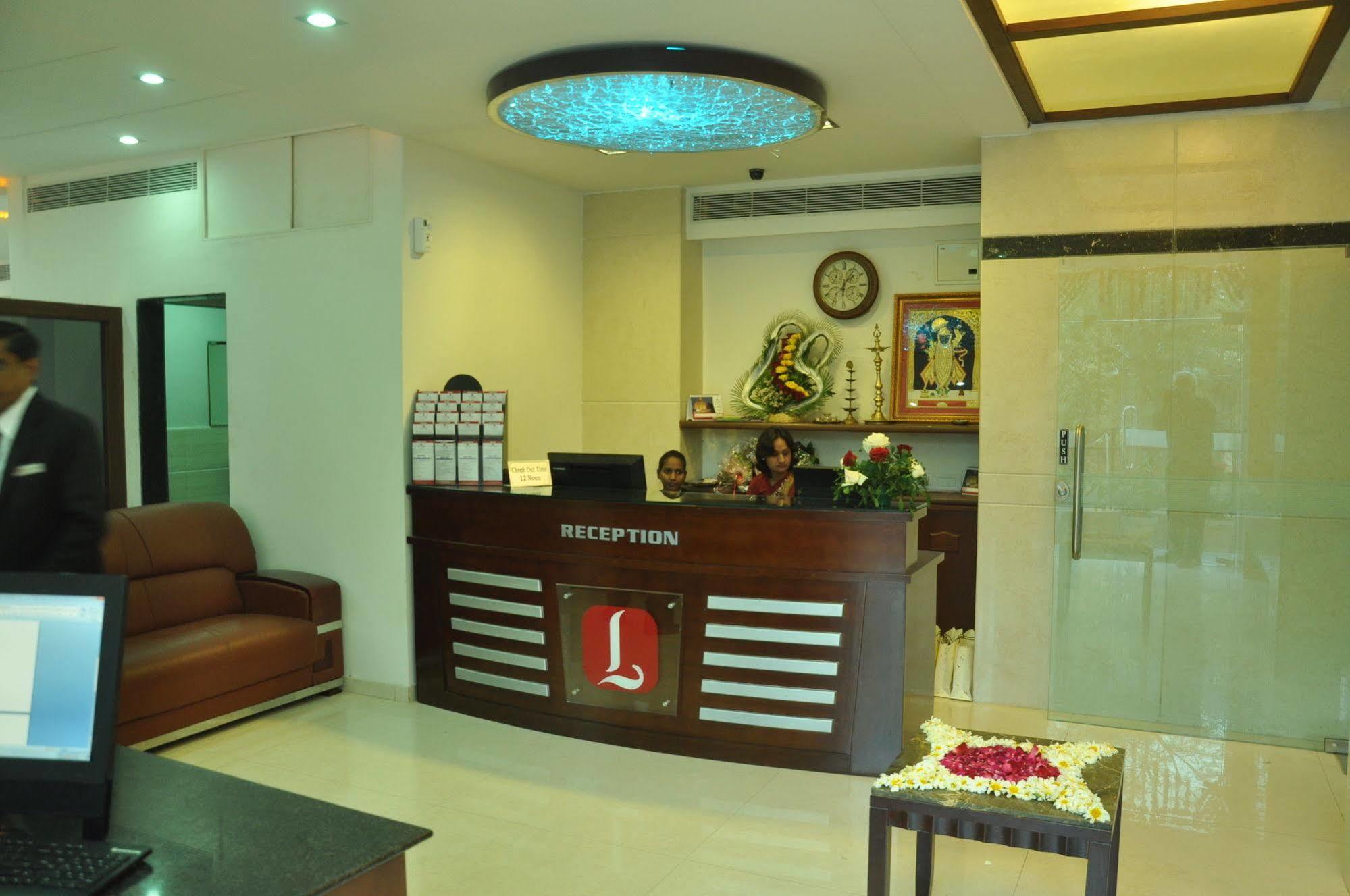 Treebo Trend Hotel Parker Ahmedabad Ngoại thất bức ảnh