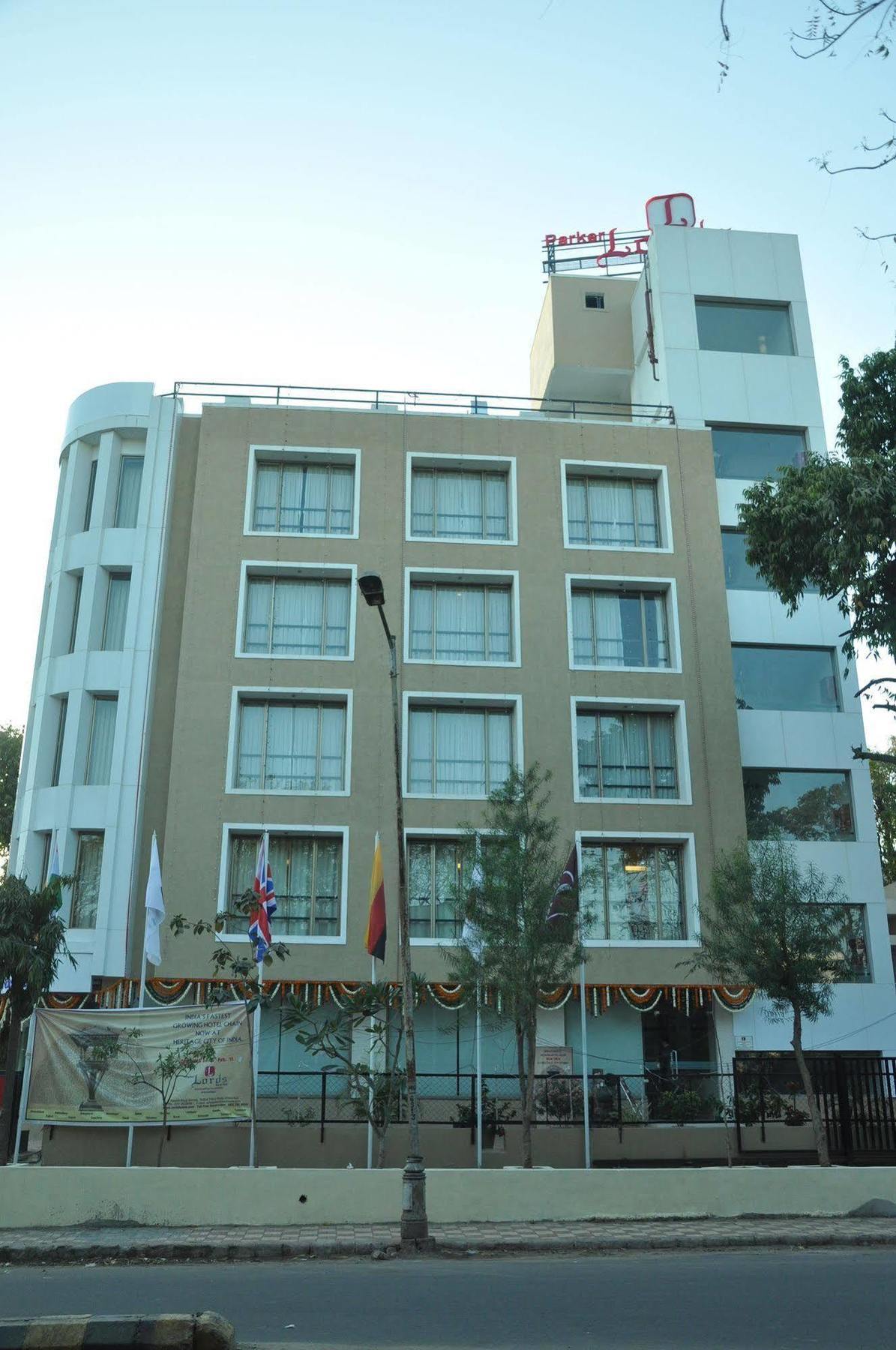 Treebo Trend Hotel Parker Ahmedabad Ngoại thất bức ảnh