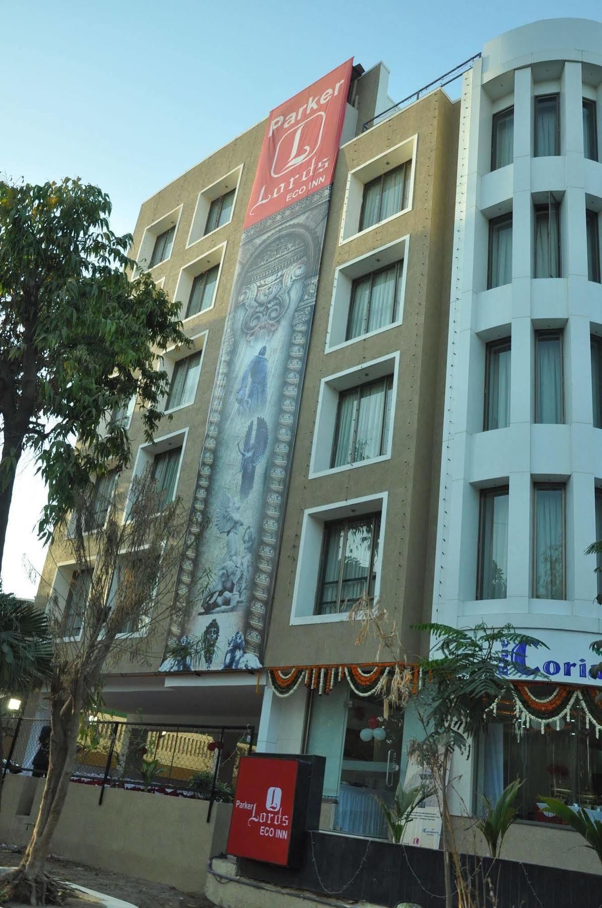 Treebo Trend Hotel Parker Ahmedabad Ngoại thất bức ảnh